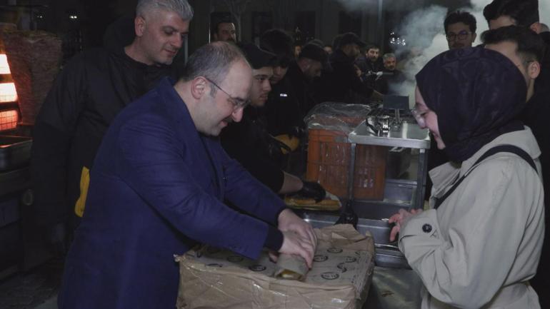 MİT Başkanı Kalın ile TBMM Sanayi Komisyonu Başkanı Varank, Ankarada sahur programında vatandaşlarla bir araya geldi