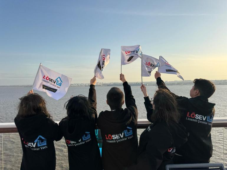 Lösemiyi yenip, gemiyle Çin ve Güney Koreyi gezdiler