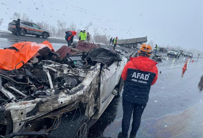 Bitlis’te otomobil TIR’a çarptı: Karı-koca öldü, 5 kişi de yaralı
