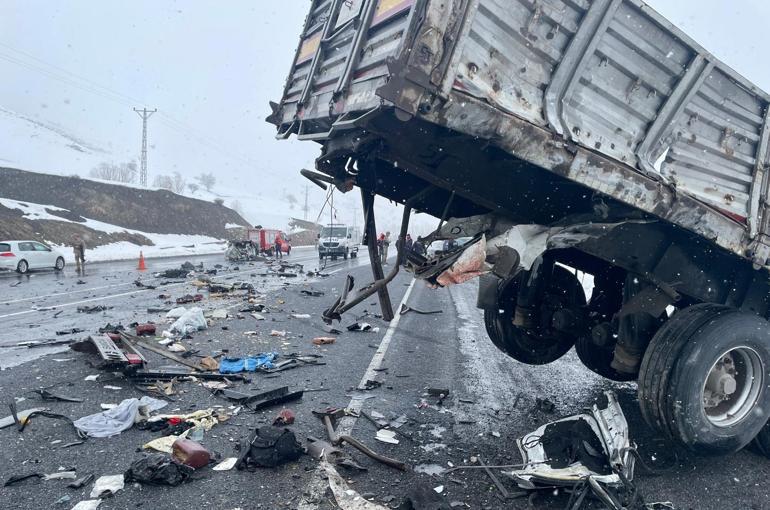 Bitlis’te otomobil TIR’a çarptı: Karı-koca öldü, 5 kişi de yaralı