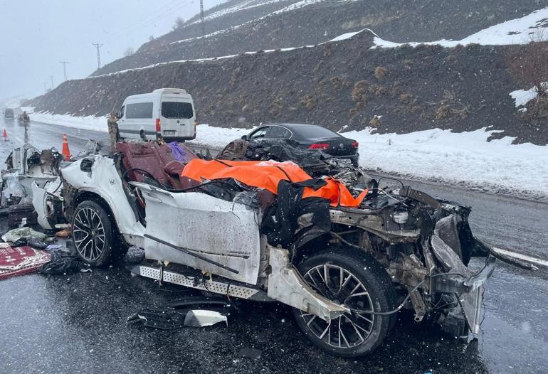 Bitlis’te otomobil TIR’a çarptı: Karı-koca öldü, 5 kişi de yaralı