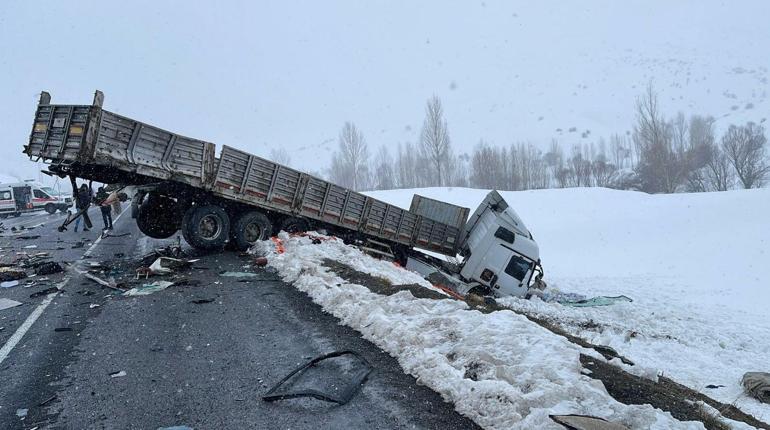 Bitlis’te otomobil TIR’a çarptı: Karı-koca öldü, 5 kişi de yaralı