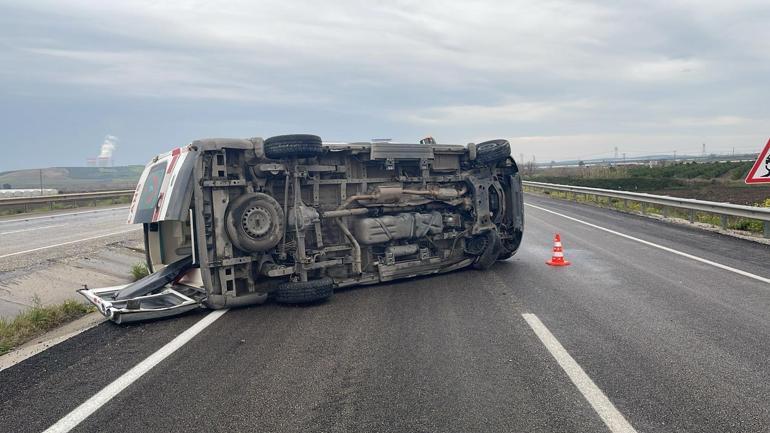 Lastiği patlayan ambulansın devrildi; 3 sağlık personeli yaralandı