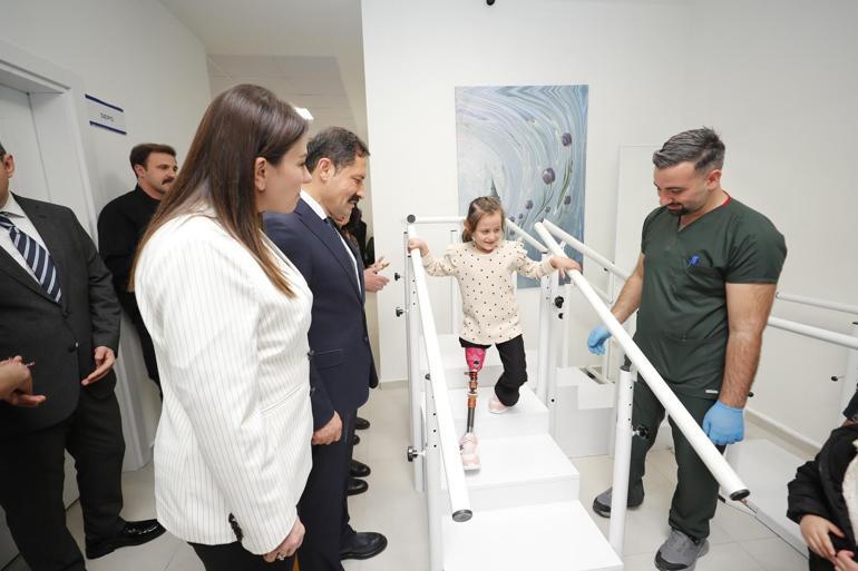 Depremzede Zeynep, özel hazırlanan protez bacakla yeniden yürümeye başladı