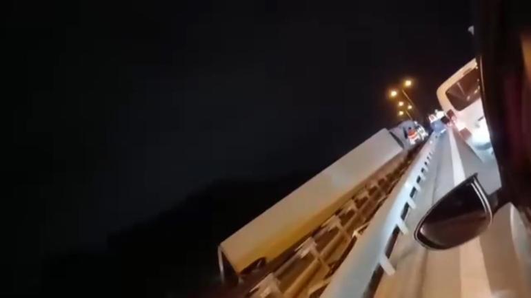 Büyükçekmece TEM Otoyolunda TIR devrildi; trafikte yoğunluk oluştu