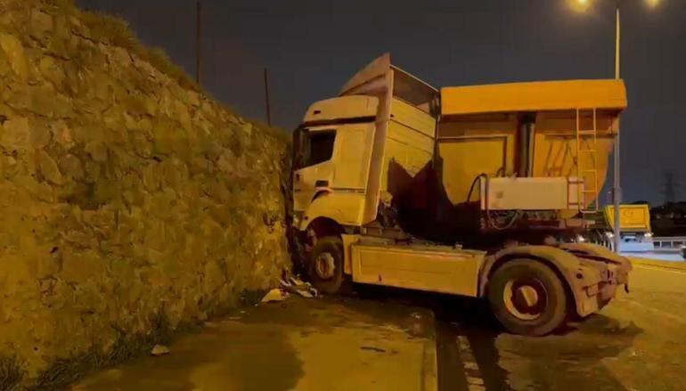 Sancaktepe’de istinat duvarına çarpan hafriyat kamyonunun şoförü ağır yaralandı