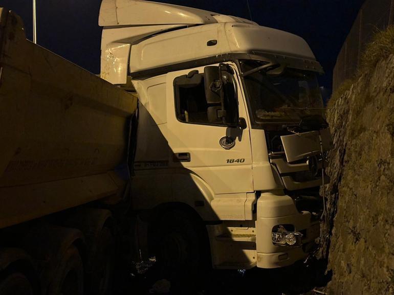 Sancaktepe’de istinat duvarına çarpan hafriyat kamyonunun şoförü ağır yaralandı