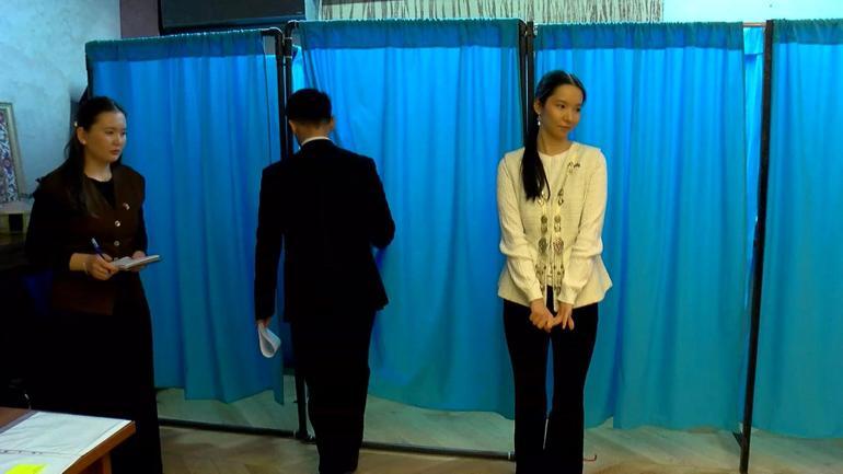 Kazakistan’daki anayasa referandumu için Başkonsoloslukta sandık kuruldu