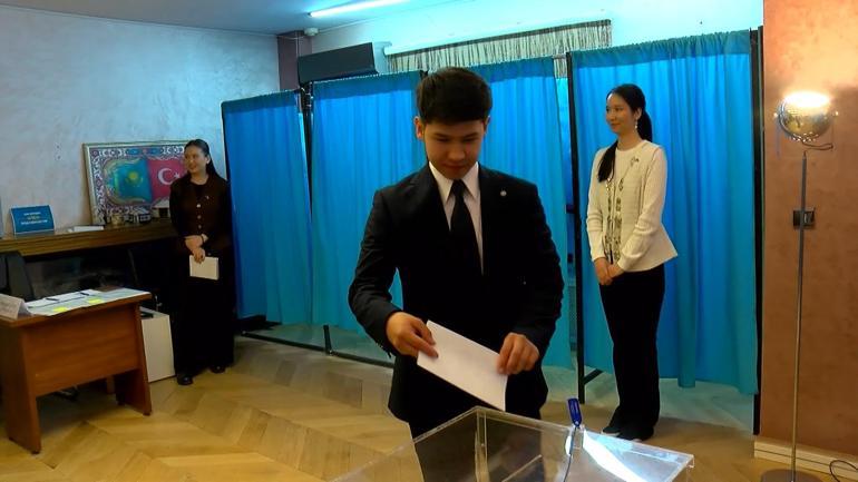 Kazakistan’daki anayasa referandumu için Başkonsoloslukta sandık kuruldu