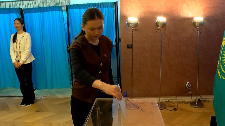 Kazakistan’daki anayasa referandumu için Başkonsoloslukta sandık kuruldu