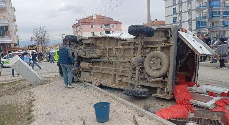 Çorumda tarım işçilerini taşıya minibüs ile otomobil çarpıştı: 5 yaralı
