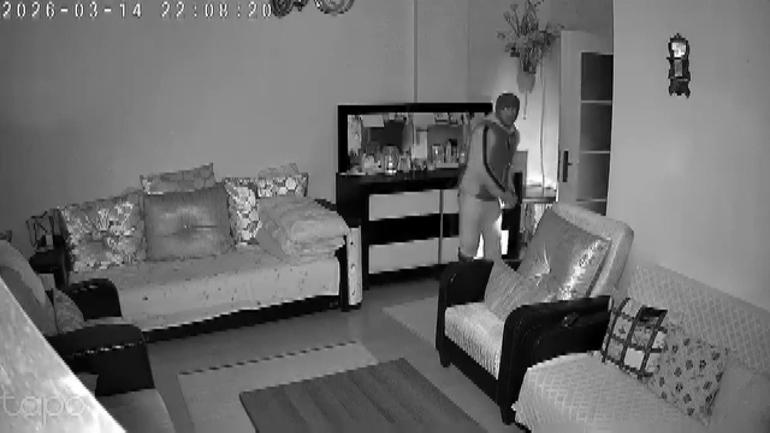 Fatihte evine giren hırsızı güvenlik kamerasından seslenerek kaçırdı: Çık oradan