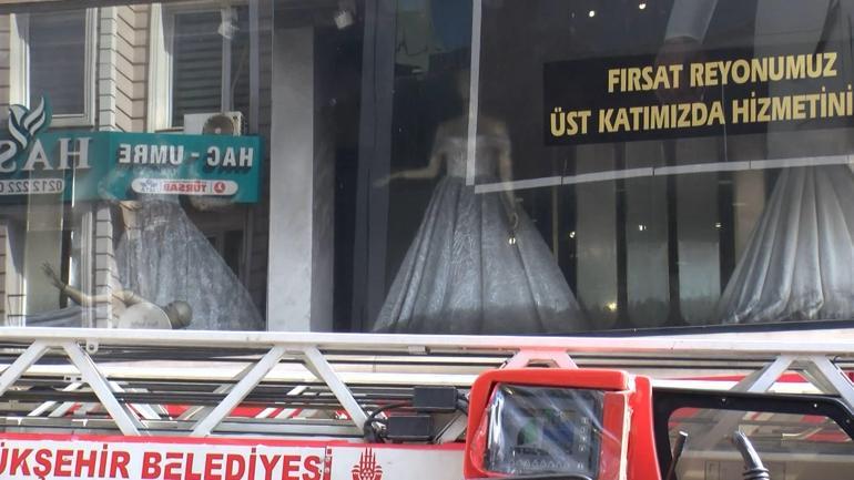 Fatihte gelinlik mağazasında yangın; mahsur kalan 2 kişi kurtarıldı