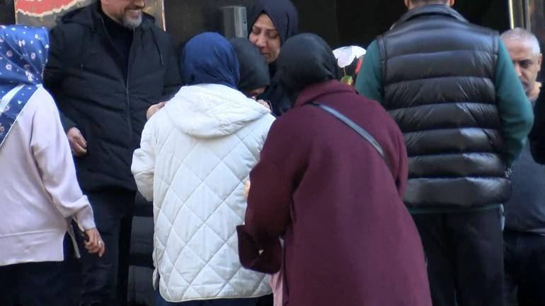 Fatihte gelinlik mağazasında yangın; mahsur kalan 2 kişi kurtarıldı