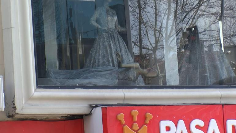 Fatihte gelinlik mağazasında yangın; mahsur kalan 2 kişi kurtarıldı