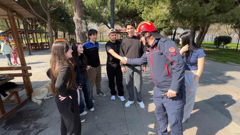 Avcılar’da çıktığı ağaçta mahsur kaldı; itfaiye merdiveniyle kurtarıldı