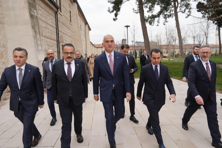 Çalınan iki İznik çinisi yıllar sonra yeniden Türkiyede