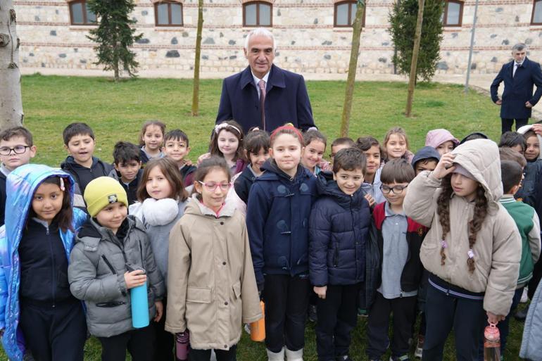 Çalınan iki İznik çinisi yıllar sonra yeniden Türkiyede