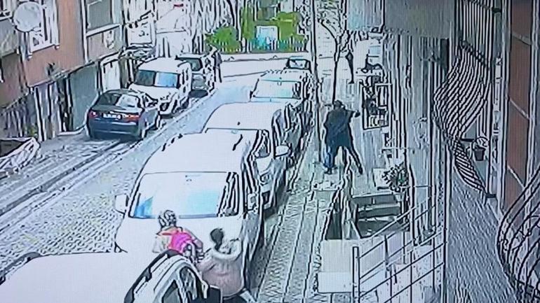 Sultangazide husumetli olduğu komşusuna sokakta yumrukla saldırdı