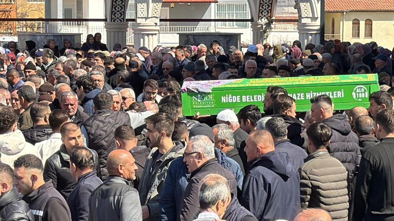 Niğdede şarampole yuvarlanan otomobilde ölen Aleyna toprağa verildi