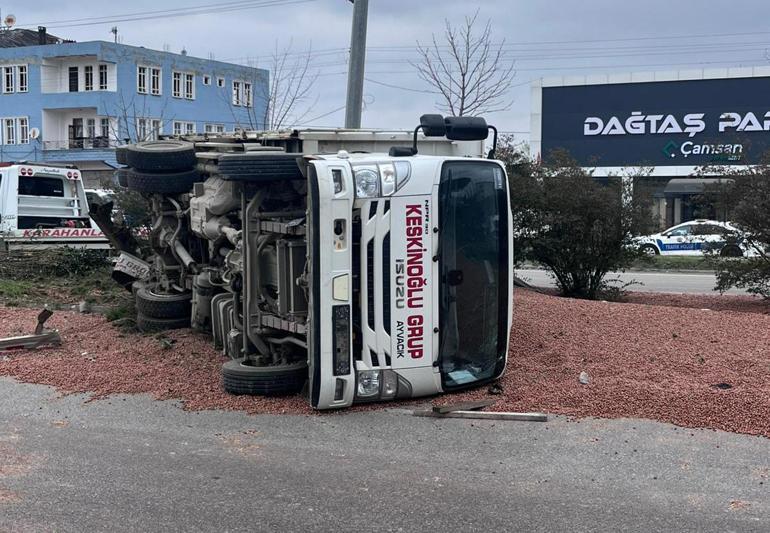 Ambulans ile kamyon çarpıştı: 1 ölü, 3 yaralı