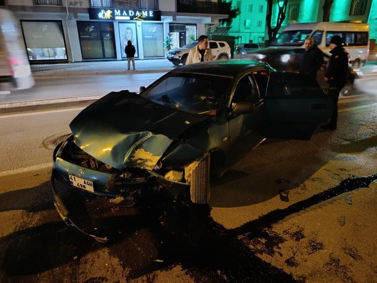 Bursada otomobil enerji nakil hattı direğine çarptı: 3 yaralı