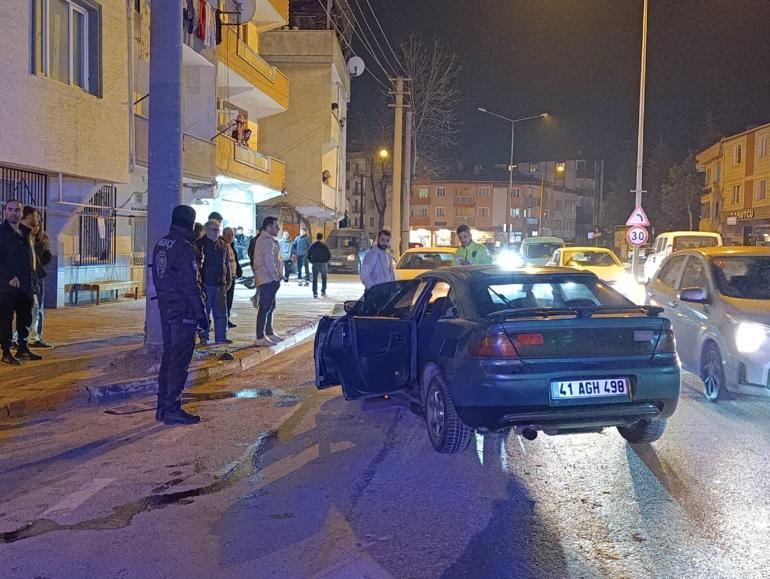 Bursada otomobil enerji nakil hattı direğine çarptı: 3 yaralı