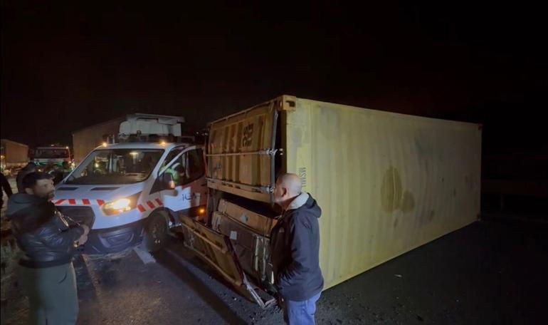 Kuzey Marmara Otoyolunda 2 TIR çarpıştı: 2 yaralı