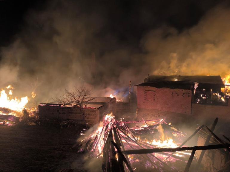 Boludaki yangında 4 ev ile 8 samanlık kullanılamaz hale geldi