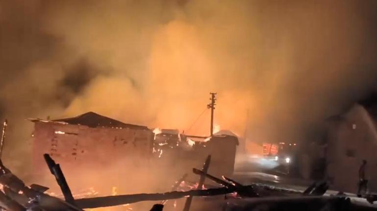 Boludaki yangında 4 ev ile 8 samanlık kullanılamaz hale geldi