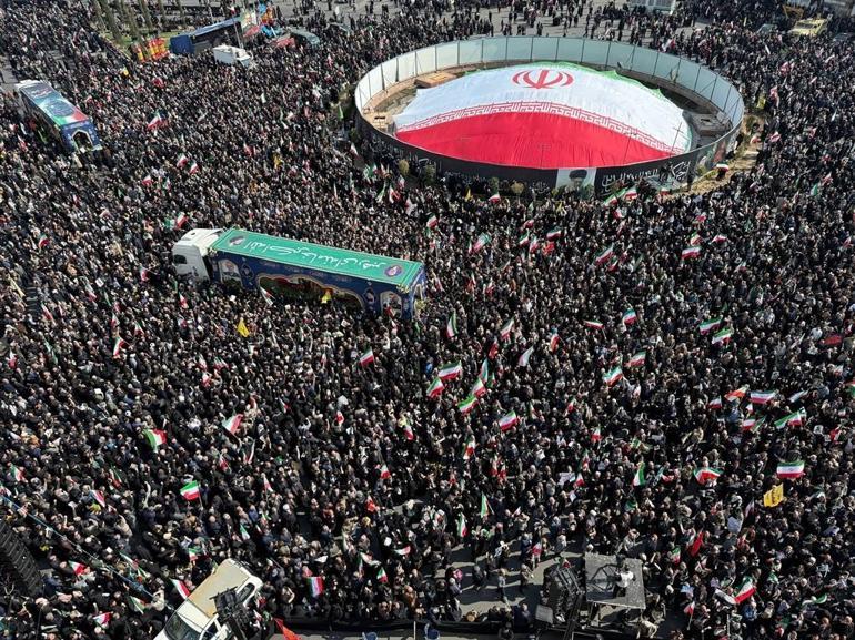 İsrail saldırısında hayatını kaybeden Laricani için cenaze töreni düzenlendi
