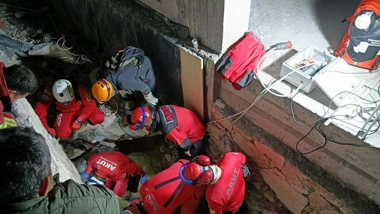 Kuruyan betonda mahsur kalan Paris, 7 saat sonra özgürlüğüne kavuştu