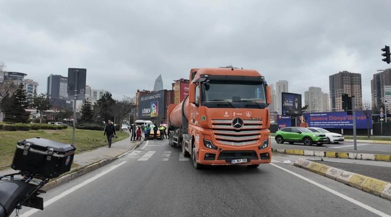 Ataşehirde İBBye ait atık transfer kamyonunun çarptığı skuter sürücüsü ağır yaralandı