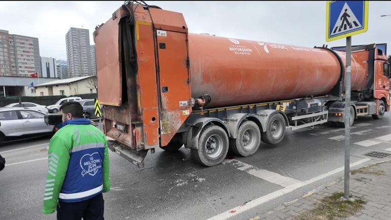 Ataşehirde İBBye ait atık transfer kamyonunun çarptığı skuter sürücüsü ağır yaralandı