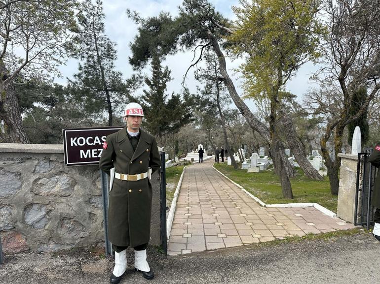 Seyit Onbaşı, mezarı başında anıldı