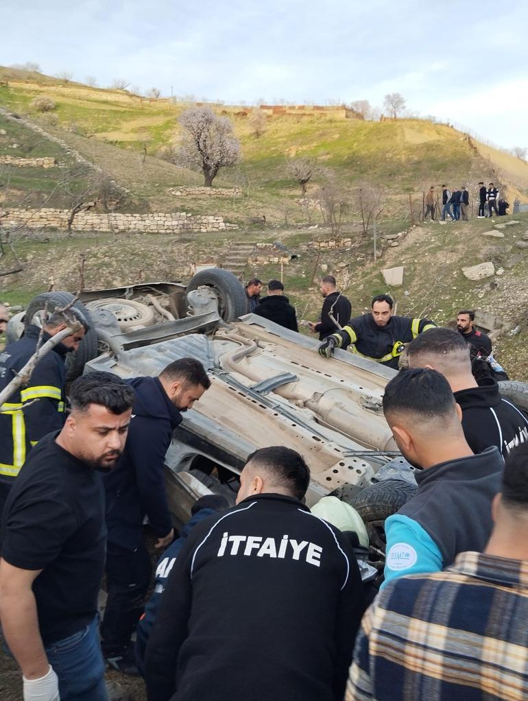 Hafif ticari araç şarampole yuvarlandı; baba ve kızı hayatını kaybetti