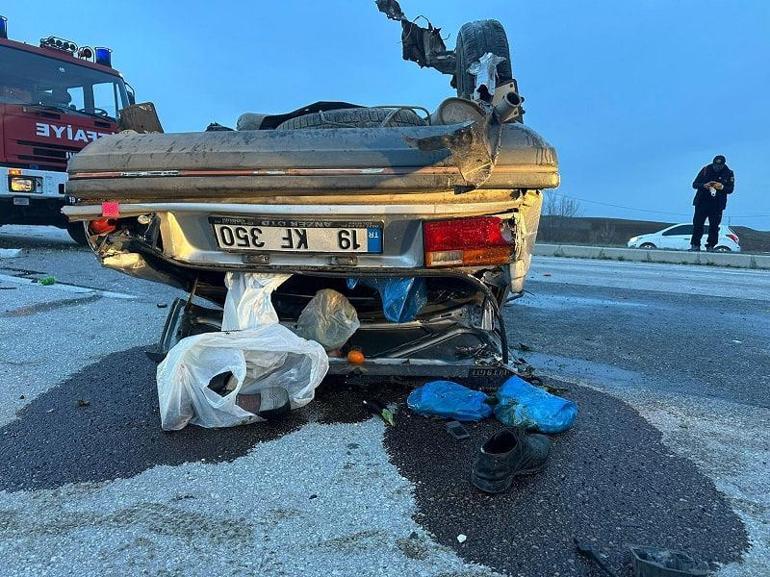 Çorumda otomobil elektrik direğine çarpıp takla attı: 3 yaralı