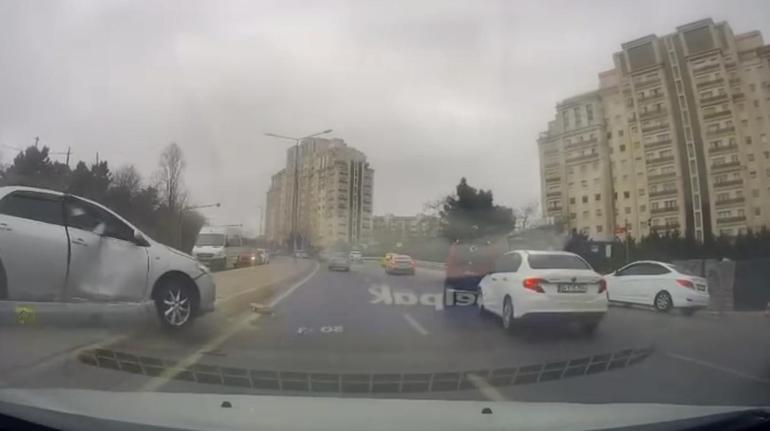 Ataşehirde otomobilin çarptığı aydınlatma direği yola devrildi; kaza kamerada