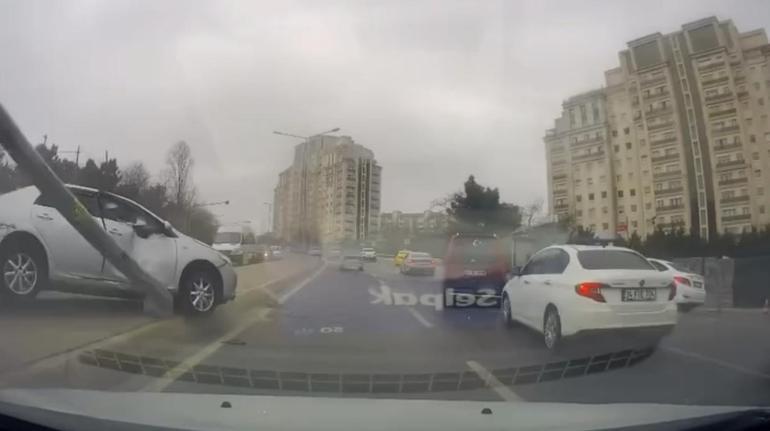 Ataşehirde otomobilin çarptığı aydınlatma direği yola devrildi; kaza kamerada
