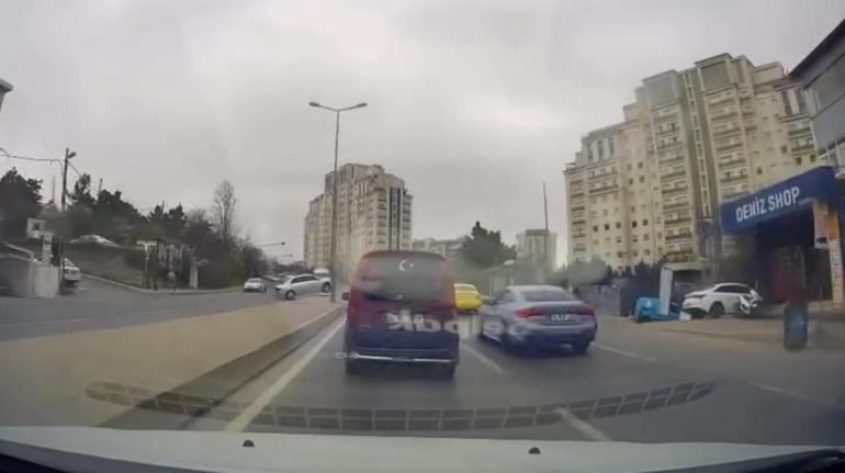 Ataşehirde otomobilin çarptığı aydınlatma direği yola devrildi; kaza kamerada