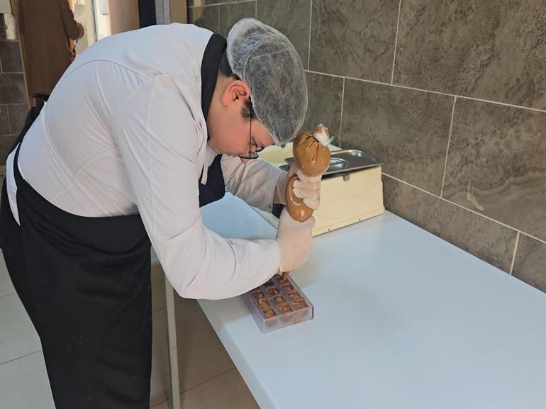 Lise öğrencileri hem meslek öğreniyor hem para kazanıyor