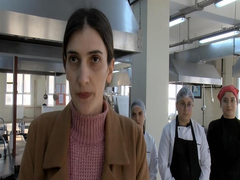 Lise öğrencileri hem meslek öğreniyor hem para kazanıyor