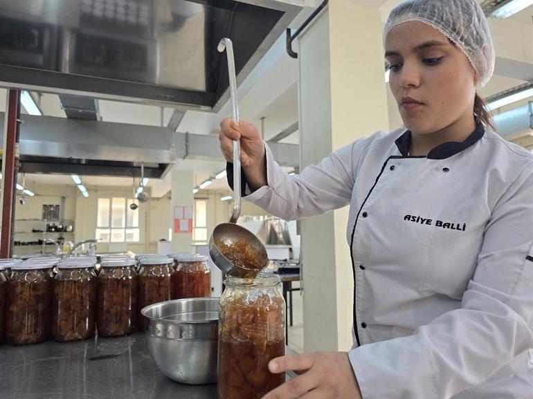 Lise öğrencileri hem meslek öğreniyor hem para kazanıyor