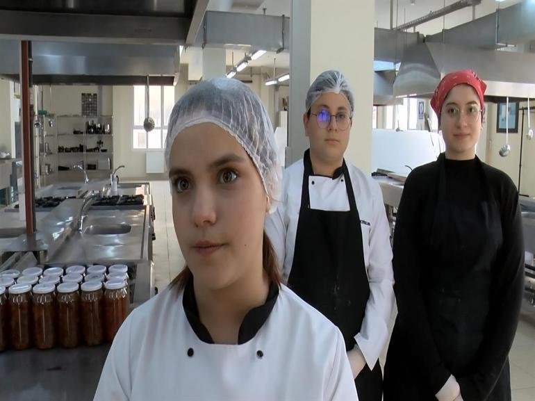 Lise öğrencileri hem meslek öğreniyor hem para kazanıyor
