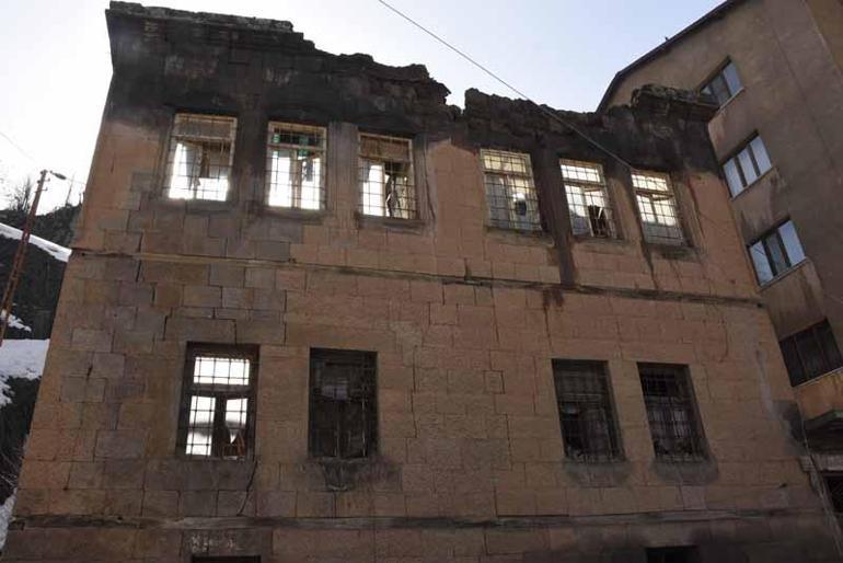 Bitlis’te tarihi evler yağışın da etkisiyle yıkılmaya başladı