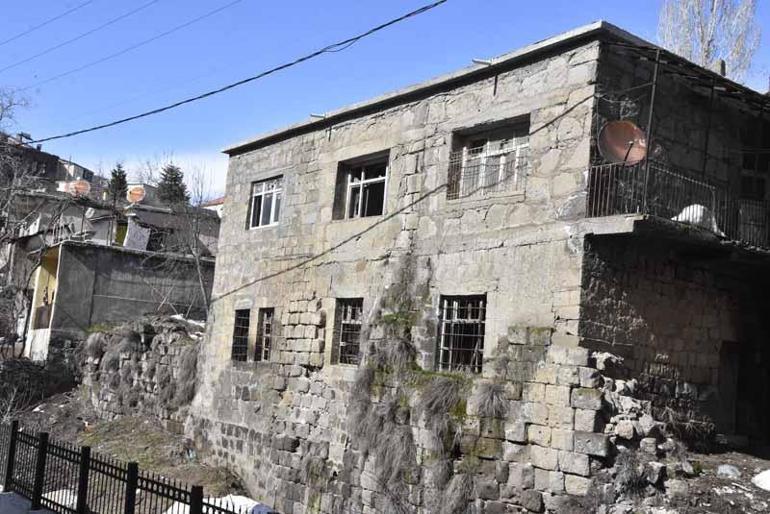 Bitlis’te tarihi evler yağışın da etkisiyle yıkılmaya başladı