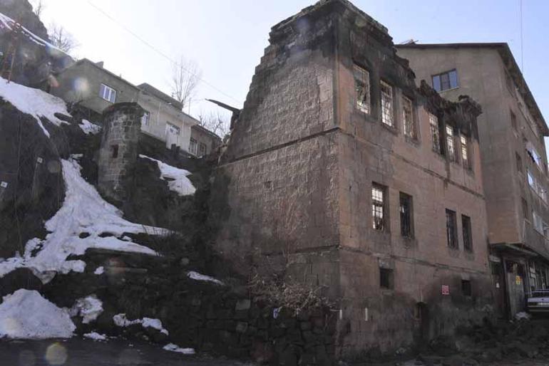 Bitlis’te tarihi evler yağışın da etkisiyle yıkılmaya başladı