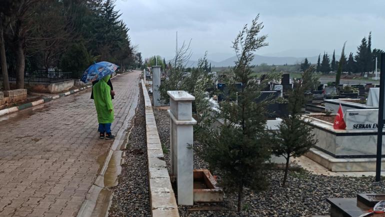 Depremzedeler arife gününde yakınlarının mezarlarını ziyaret etti