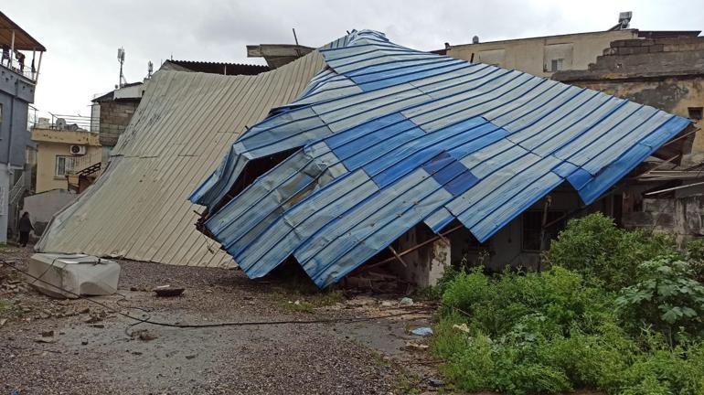 Hatayda kuvvetli rüzgar; çatılar uçtu, stantlar yıkıldı