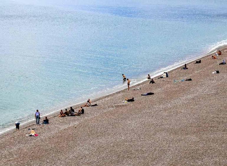 Antalyada bayram öncesi sahil keyfi